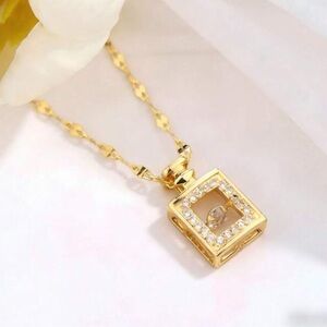 Elegant Gold Pendant Necklace